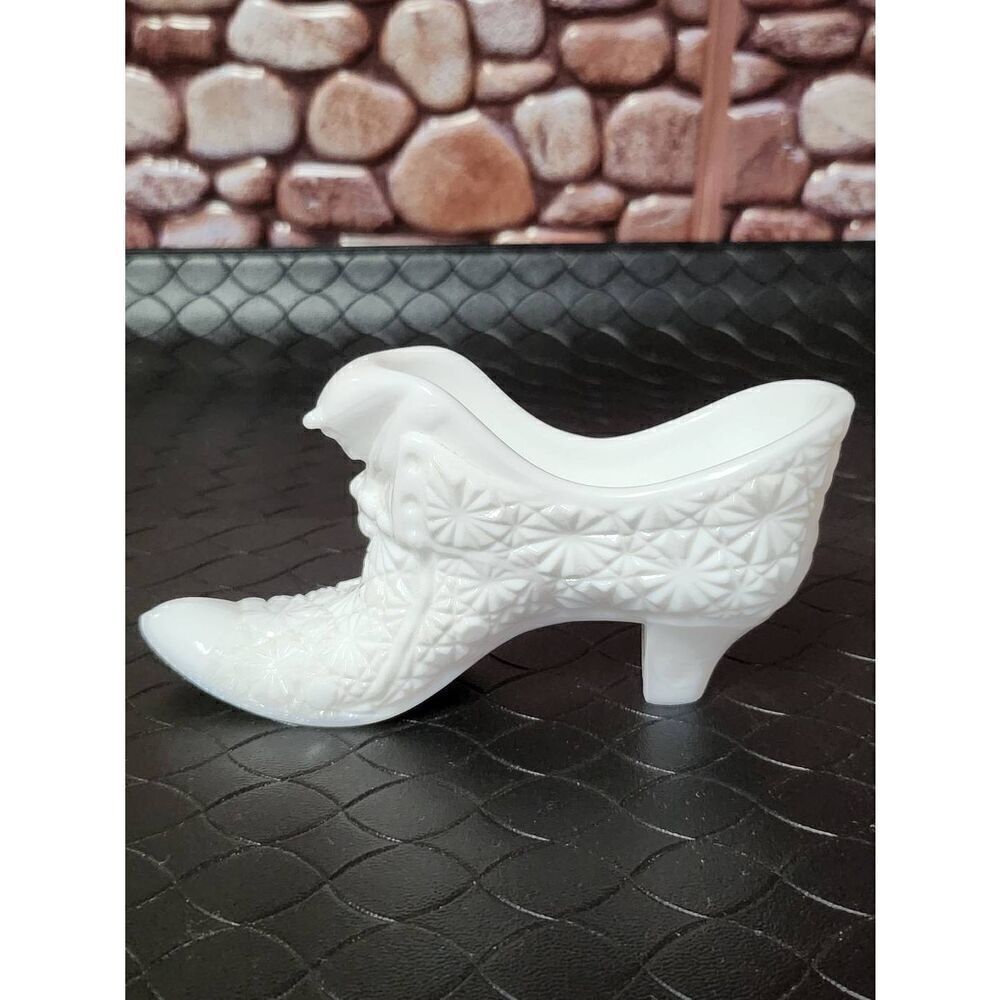 Fenton White Milk Glass Daisy and Button Cat-Head Shoe - Picture 6 of 9